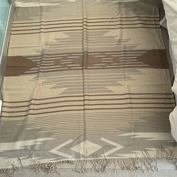 Aztec print throw - Picture 3 of 4